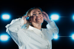 Nanne Jul - Profilbillede. En dygtig og charmerende komiker med et smilende ansigt. Hendes personlighed skinner igennem, og hun er klar til at levere sjov og underholdning. Book hende nu på B ENTERTAINED Recommended artist