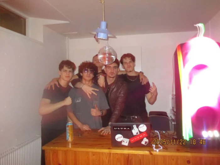 06846DC6-DFC3-4D64-AC0F-CF5C26B2B6B1-700x525 Single artist gallery